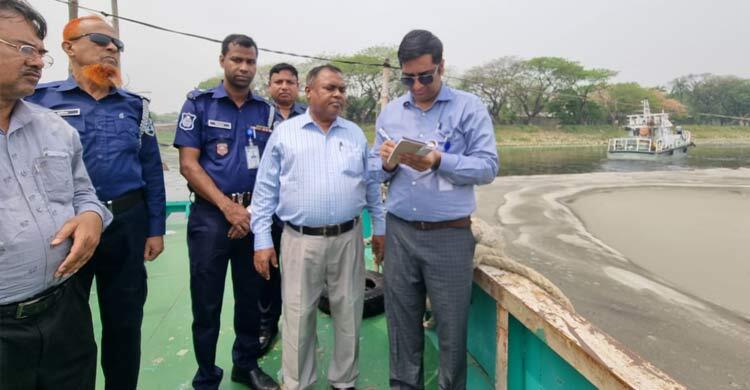 নৌপথের নিরাপত্তা নিশ্চিতে শীতলক্ষ্যায় অভিযান, ৫ নৌযানকে জরিমানা