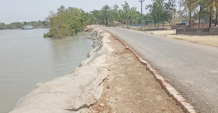 নদীর পেটে যাচ্ছে সড়ক, ঠেলাঠেলিতে ব্যস্ত পাউবো-এলজিইডি