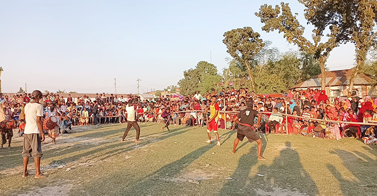 নওগাঁয় গ্রামীণ খেলা দেখতে হাজারো মানুষের ভিড়