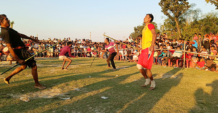 নওগাঁয় গ্রামীণ খেলা দেখতে হাজারো মানুষের ভিড়