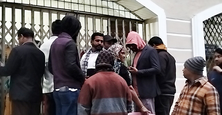 মনোনয়নপত্র জমার শেষ সময়ে ঢাকার ৫ আসনে প্রার্থী-সমর্থকদের ভিড়