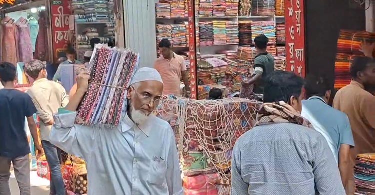 ঈদ উপলক্ষে নতুন কাপড় নিয়ে প্রস্তুত দেশের বৃহত্তর পাইকারি কাপড়ের হাট নরসিংদীর বাবুরহাট। কয়েক বছরের মন্দাভাব কাটিয়ে বেচা-কেনার ধুম লেগেছে এবার