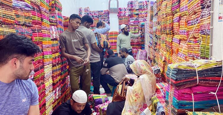 জমজমাট বাবুরহাট, ঈদে আড়াই হাজার কোটি টাকার ব্যবসার আশা