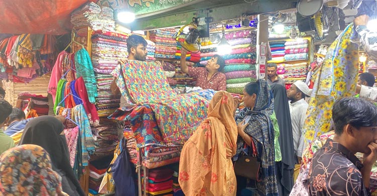ঈদ উপলক্ষে নতুন কাপড় নিয়ে প্রস্তুত দেশের বৃহত্তর পাইকারি কাপড়ের হাট নরসিংদীর বাবুরহাট। কয়েক বছরের মন্দাভাব কাটিয়ে বেচা-কেনার ধুম লেগেছে এবার