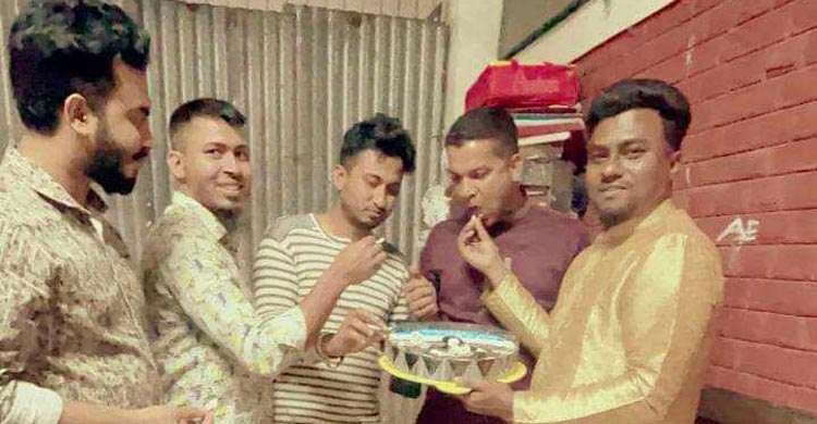 আদালতের গারদখানায় হত্যা মামলার আসামির জন্মদিন উদযাপন