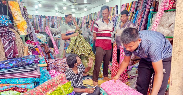 ঈদ উপলক্ষে নতুন কাপড় নিয়ে প্রস্তুত দেশের বৃহত্তর পাইকারি কাপড়ের হাট নরসিংদীর বাবুরহাট। কয়েক বছরের মন্দাভাব কাটিয়ে বেচা-কেনার ধুম লেগেছে এবার
