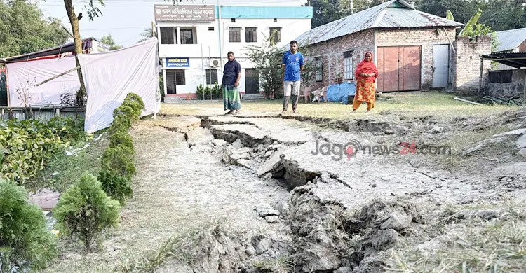নরসিংদীতে ভূমিকম্পে বাবা-ছেলেসহ নিহত ৫
