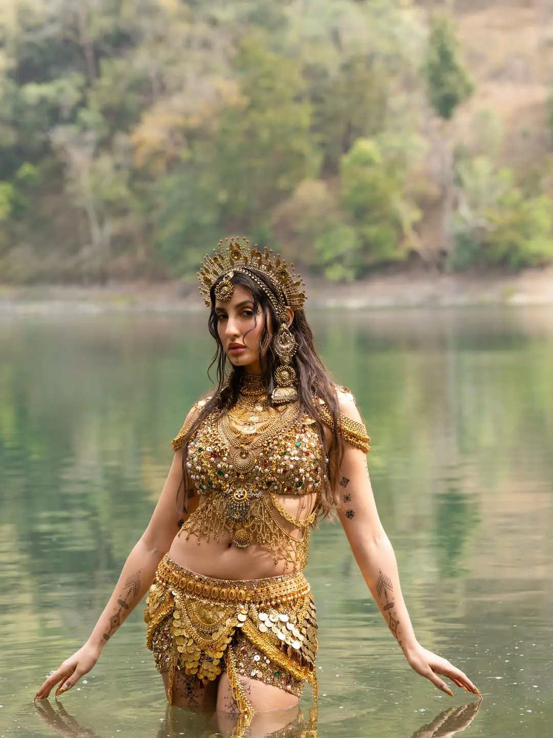 সোনায় মোড়ানো লুকে ভাইরাল নোরা ফাতেহি