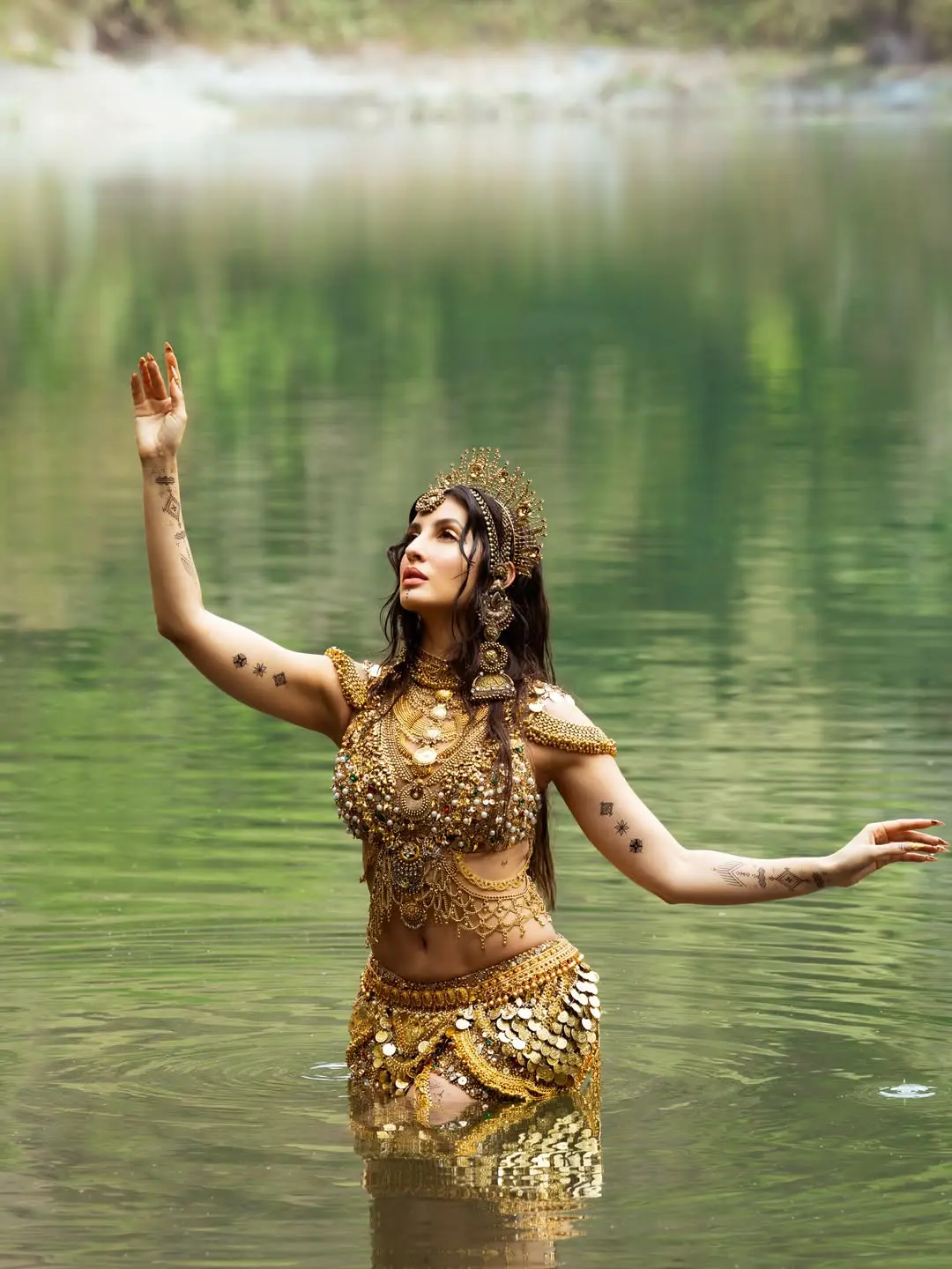 সোনায় মোড়ানো লুকে ভাইরাল নোরা ফাতেহি