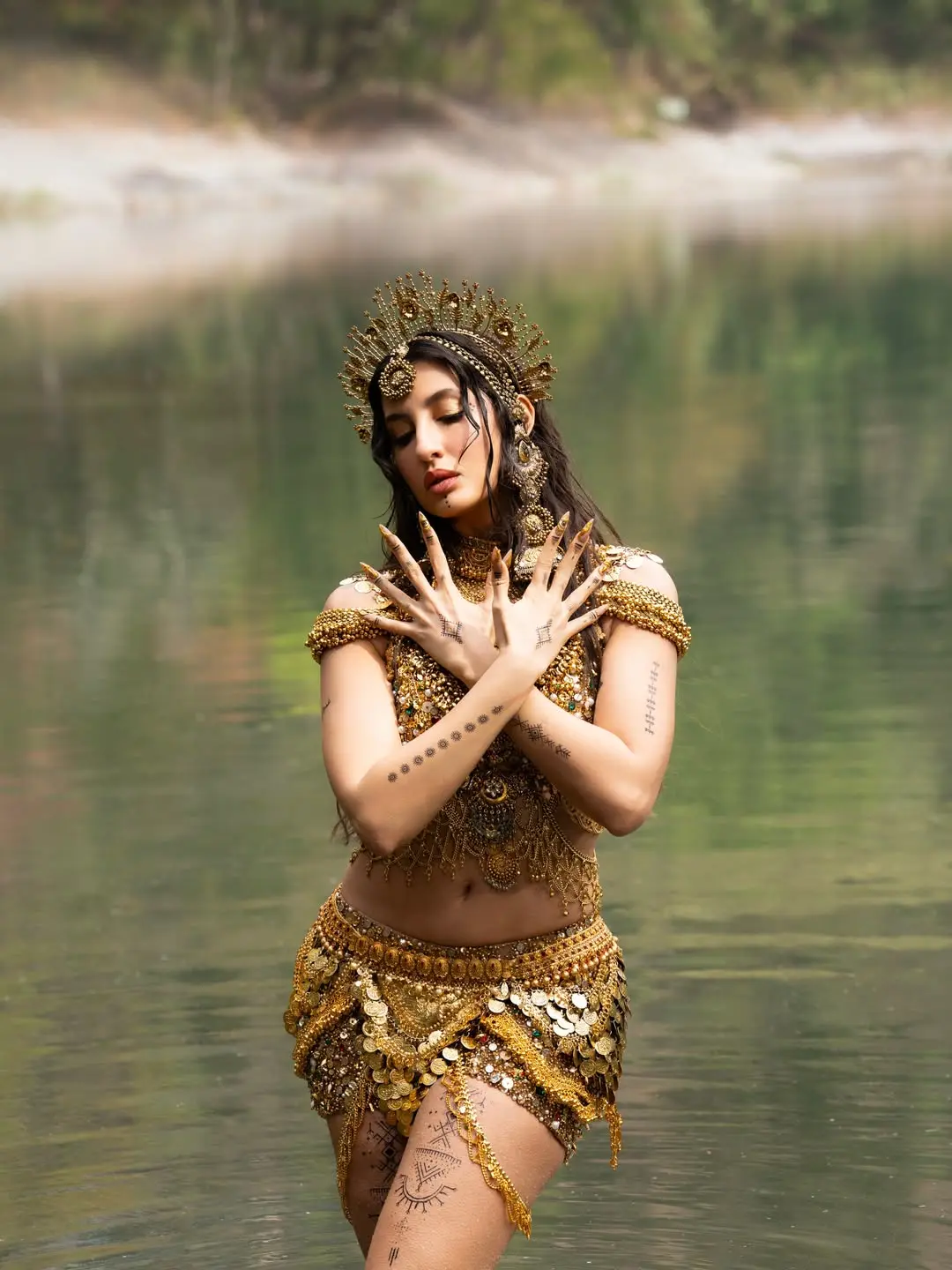 সোনায় মোড়ানো লুকে ভাইরাল নোরা ফাতেহি