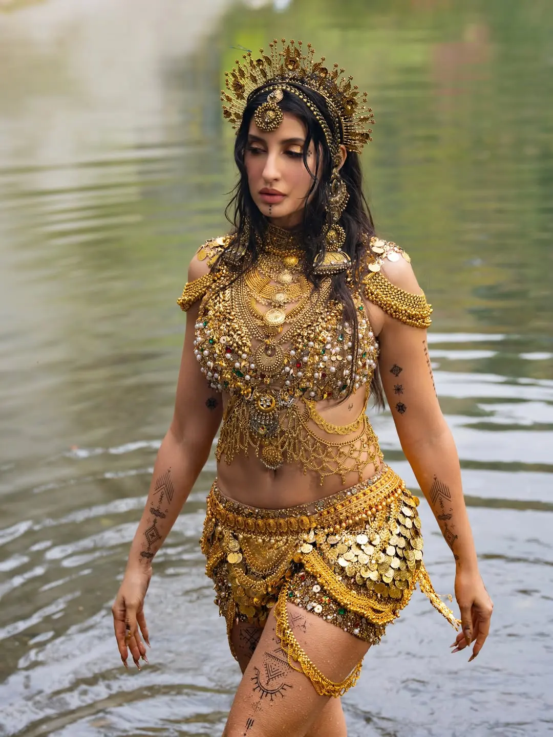 সোনায় মোড়ানো লুকে ভাইরাল নোরা ফাতেহি