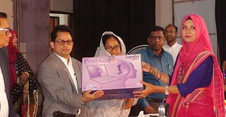 নড়াইলে ল্যাপটপ উপহার পেলেন ২৪০ শিক্ষার্থী