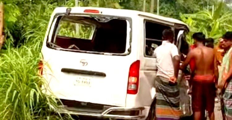 বাসের সঙ্গে মরদেহবাহী অ্যাম্বুলেন্সের সংঘর্ষ, নিহত ২