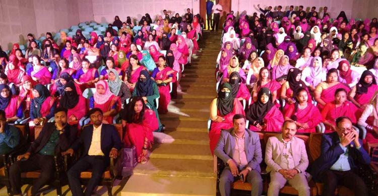 নড়াইলে ল্যাপটপ উপহার পেলেন ২৪০ শিক্ষার্থী