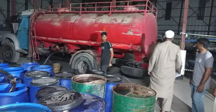 নরসিংদীতে অভিযান চালিয়ে ৯ হাজার লিটার তেল জব্দ