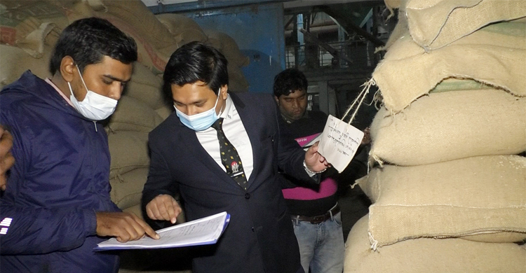 চাল মজুত করায় মিল মালিককে ৩ লাখ টাকা জরিমানা