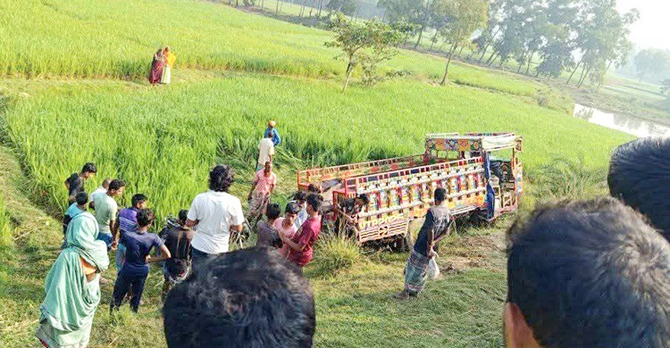নওগাঁয় গরুবোঝাই ভটভটি উল্টে নিহত ২