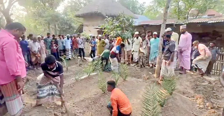 নওগাঁয় চার খুন: পাশাপাশি দাফন হলো বাবা-মা-ছেলে-মেয়ে