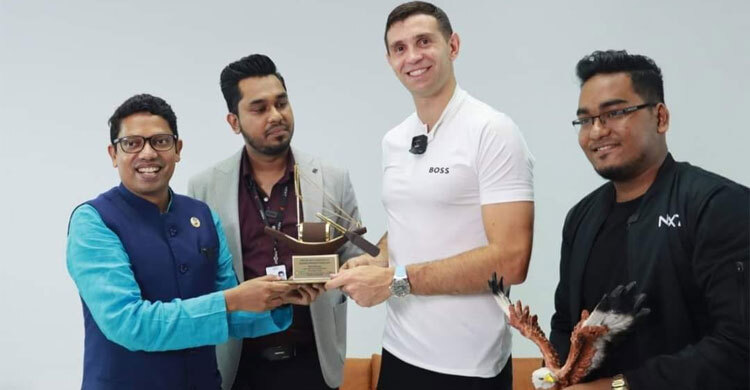 মার্টিনেজকে বাজপাখি, নৌকা ও বঙ্গবন্ধুর বই উপহার