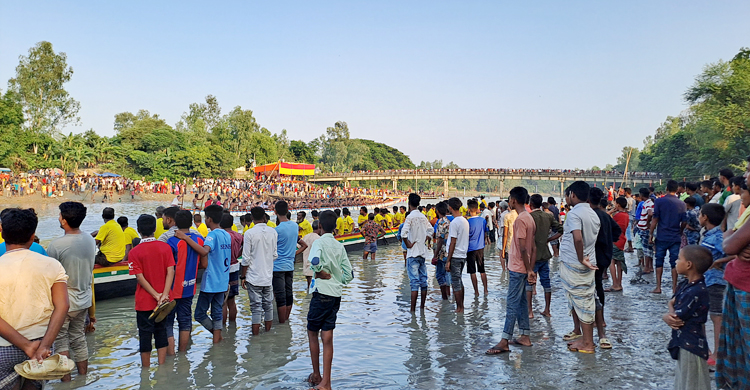 জামালপুরে হয়ে গেলো নৌকাবাইচ, দেখলো হাজারো মানুষ