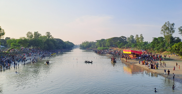 জামালপুরে হয়ে গেলো নৌকাবাইচ, দেখলো হাজারো মানুষ