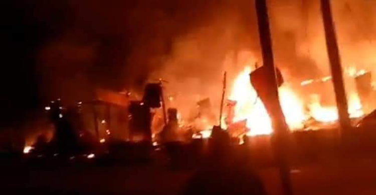 হাতিয়ায় ২০ দোকান আগুনে পুড়ে ছাই