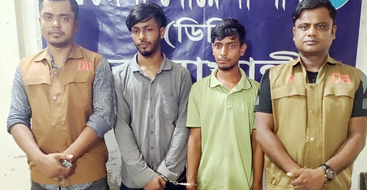 রাস্তায় দাঁড়িয়ে ছিনতাই, অস্ত্রসহ দুই যুবক গ্রেফতার