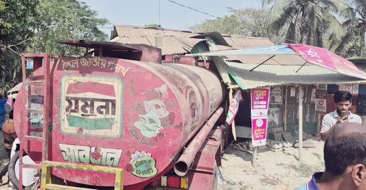 নোয়াখালীতে নিয়ন্ত্রণ হারিয়ে তেলের ট্রাক দোকানে, ব্যবসায়ী নিহত