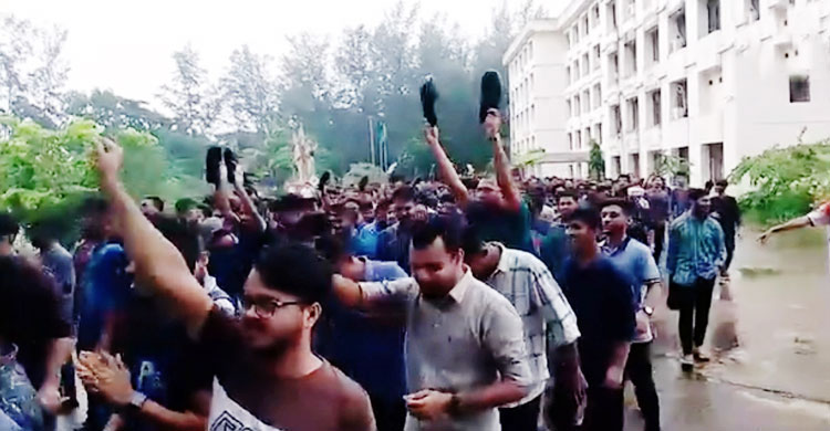 নোবিপ্রবির উপাচার্যের বাসভবন ঘেরাও