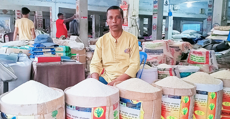 নওগাঁয় খুচরা বাজারে ২-৫ টাকা কমেছে চালের দাম
