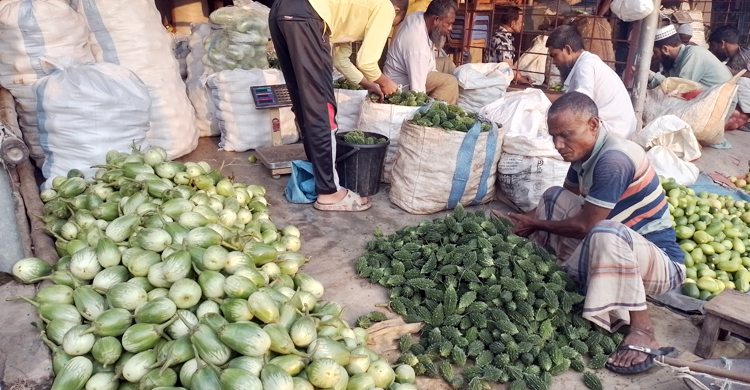 নওগাঁয় কেজিতে ১০-২০ টাকা বেড়েছে সবজির দাম