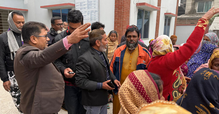 নওগাঁয় খাদ্য কর্মকর্তার কার্যালয় ঘেরাও করে বিক্ষোভ