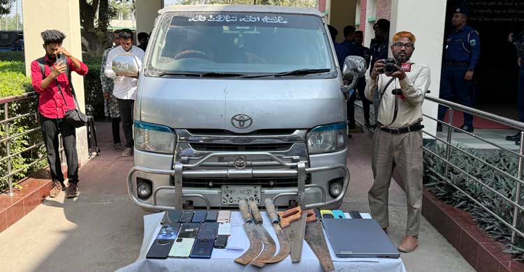 নওগাঁ-পাবনায় বাস ডাকাতির ঘটনায় গ্রেফতার ৬