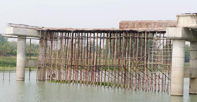 সময় পেরিয়ে তিন বছর, ৬৫ শতাংশে আটকে সেতুর কাজ