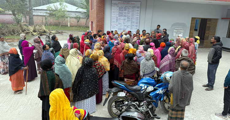 নওগাঁয় খাদ্য কর্মকর্তার কার্যালয় ঘেরাও করে বিক্ষোভ