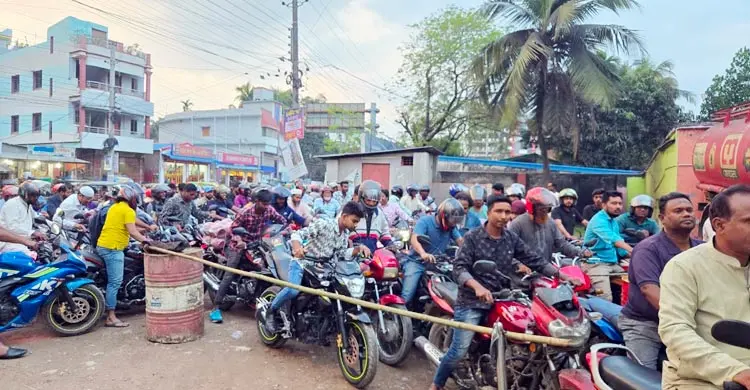 নওগাঁয় ফুয়েল অ্যাপে তেল বিক্রি শুরু, ভোগান্তি থাকলেও ফিরছে শৃঙ্খলা