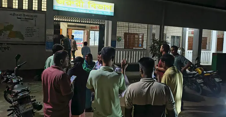নওগাঁয় প্রাইভেটকার নিয়ন্ত্রণ হারিয়ে ব্রিজে ধাক্কা, নিহত ২