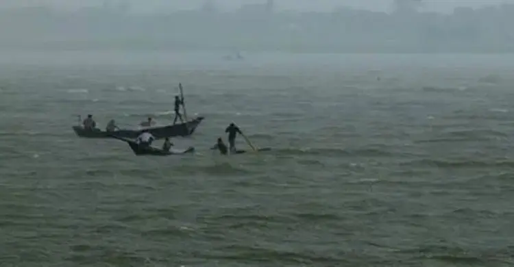 চাঁপাইনবাবগঞ্জে নৌকাডুবিতে নিখোঁজ ১০ জন ভারতে উদ্ধার, নিখোঁজ ১