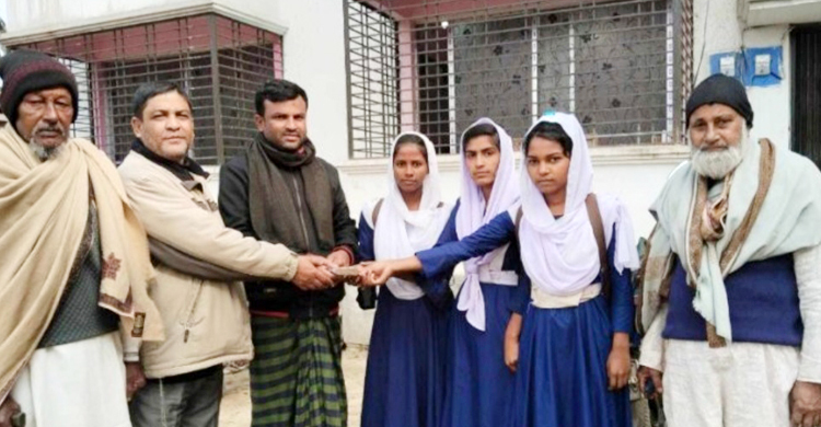 কুড়িয়ে পাওয়া ৮০ হাজার টাকা ফেরত দিলো স্কুলছাত্রী