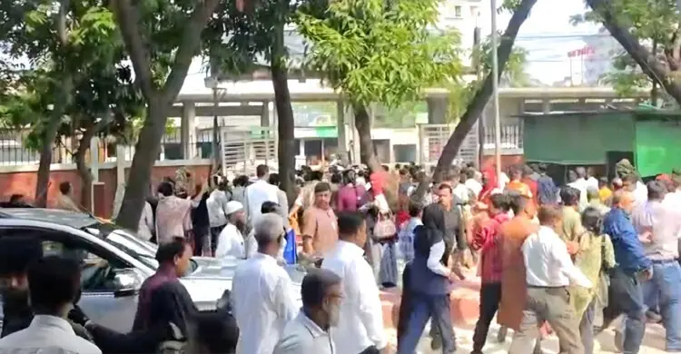 অটোপাস দাবিতে জাতীয় বিশ্ববিদ্যালয়ের ভিসির ওপর হামলার অভিযোগ