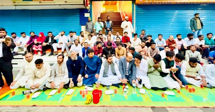 পল্টনে সড়কের পাশে গণইফতারে অংশ নিলেন প্রতিমন্ত্রী নুর