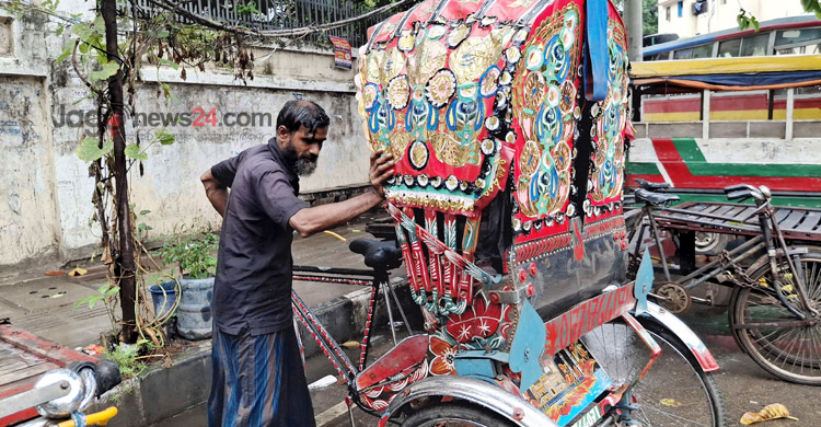 ‘আরে বেটা লাশ ফালাই রাখছি, দেখছ না? এইডা তোল’
