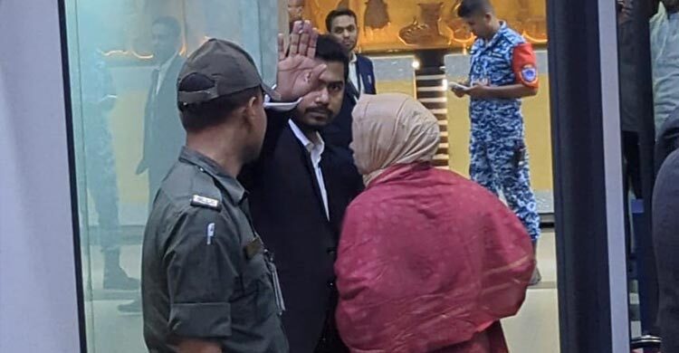 চিকিৎসার জন্য সিঙ্গাপুরের পথে নুরুল হক ‍নুর