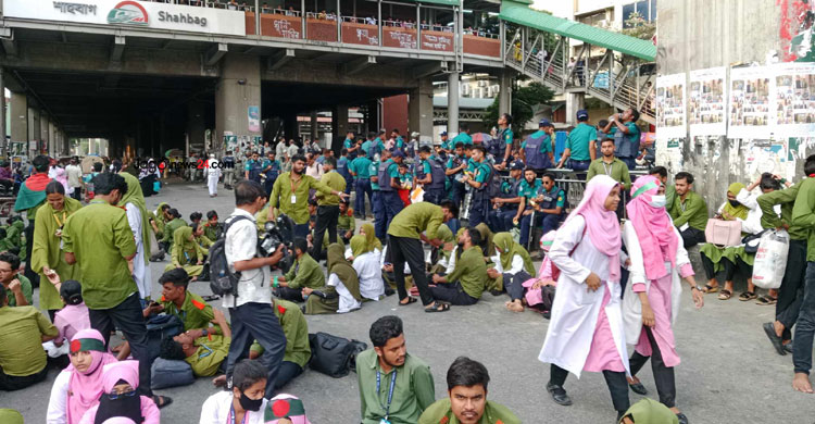 ৩ ঘণ্টায়ও শাহবাগ ছাড়েননি নার্সিং শিক্ষার্থীরা, ভোগান্তি চরমে