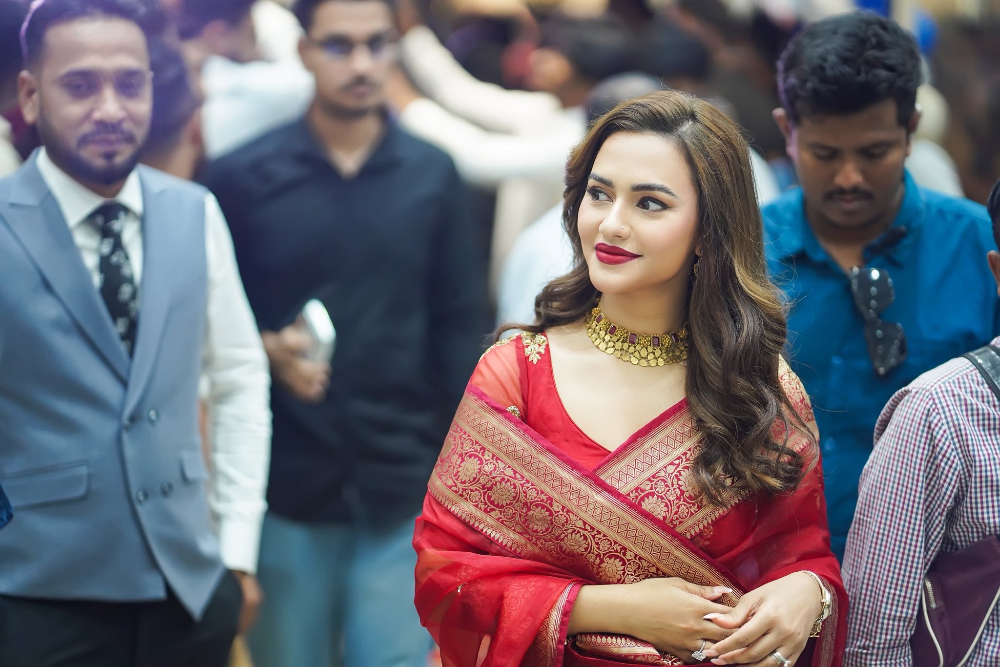 সিঁদুরলাল সাজে গ্ল্যামারাস নুসরাত ফারিয়া