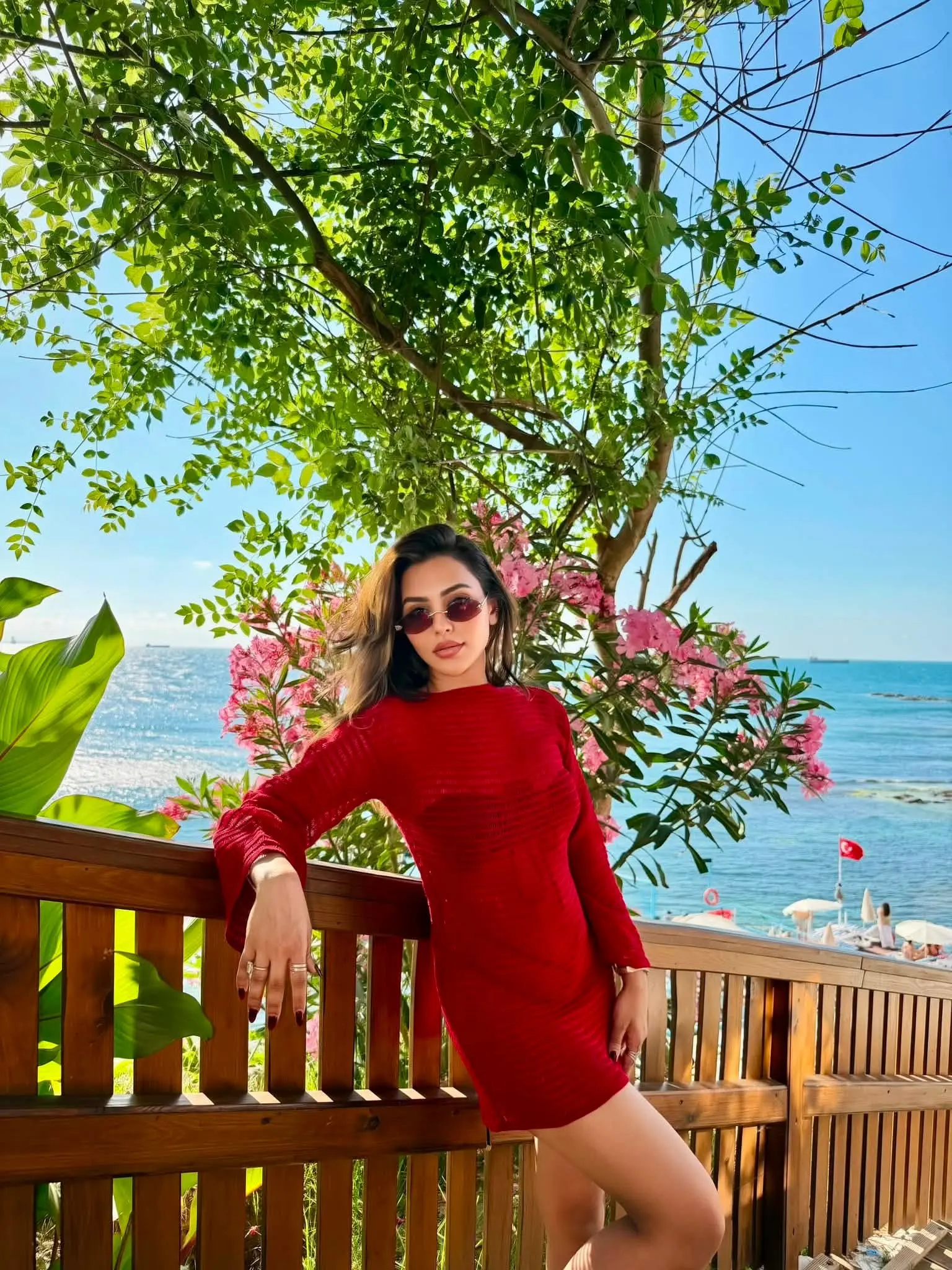 Faria wows fans with her bodycon look