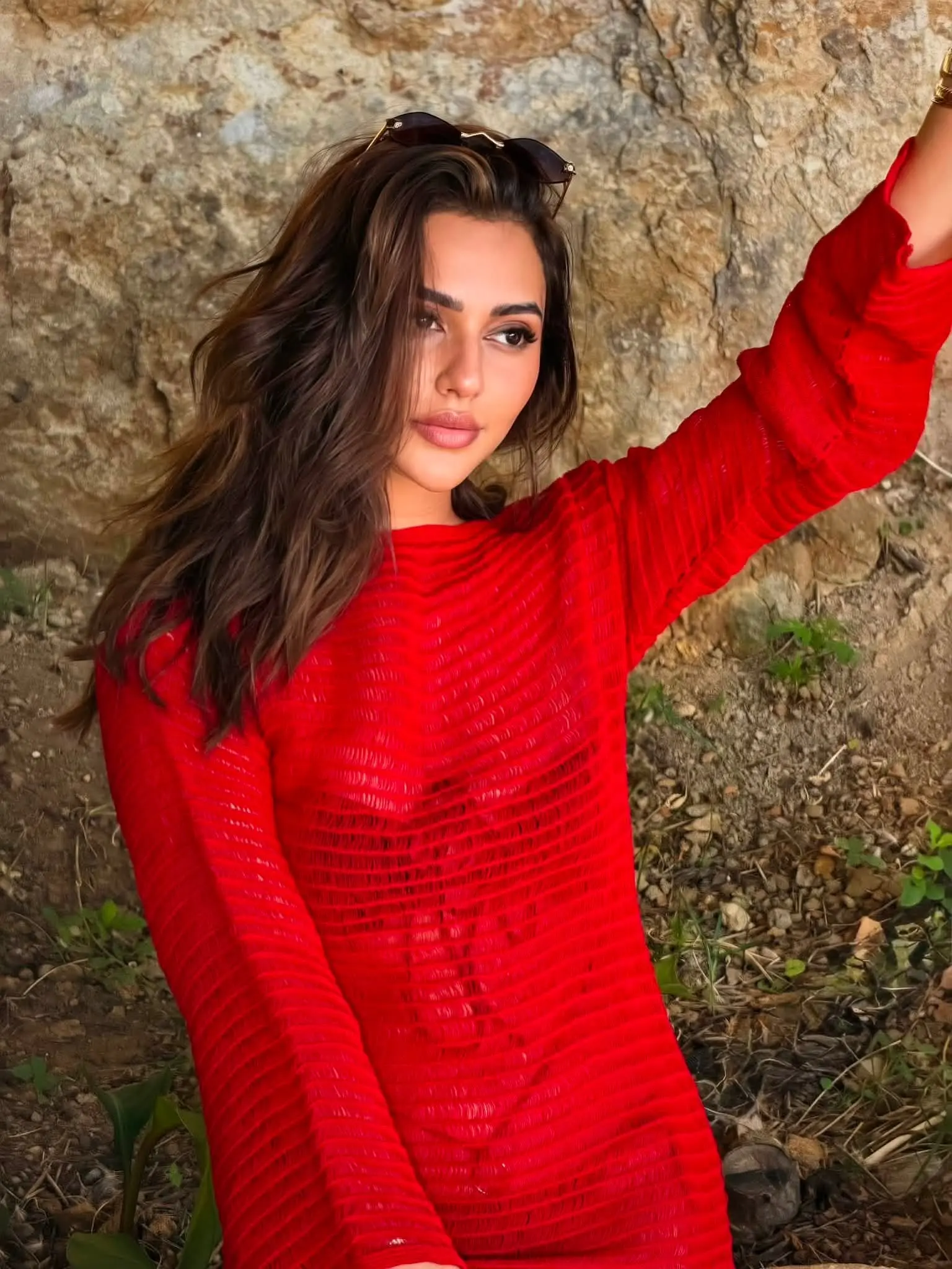 Faria wows fans with her bodycon look
