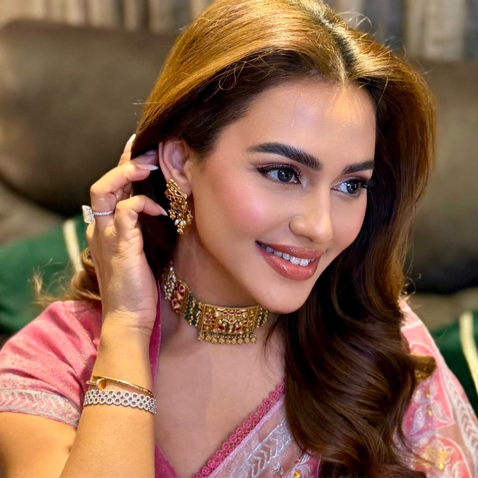 গোলাপি শাড়ির জমকালো আমেজে অপরূপ ফারিয়া