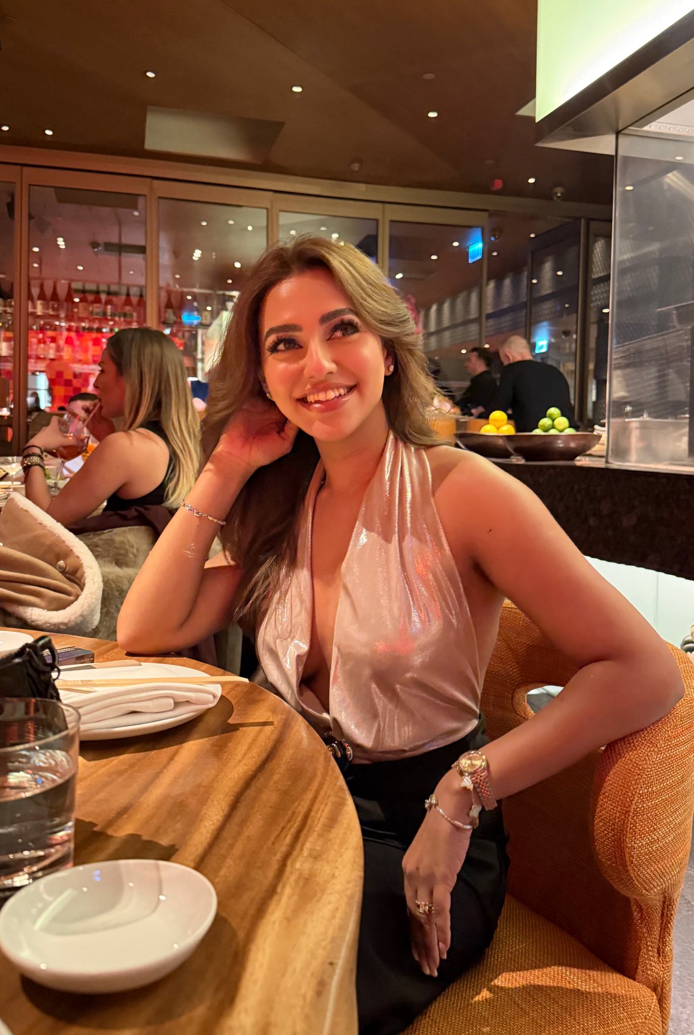 ড্রেপড হল্টারনেক লুকে আবেদনময়ী ফারিয়া