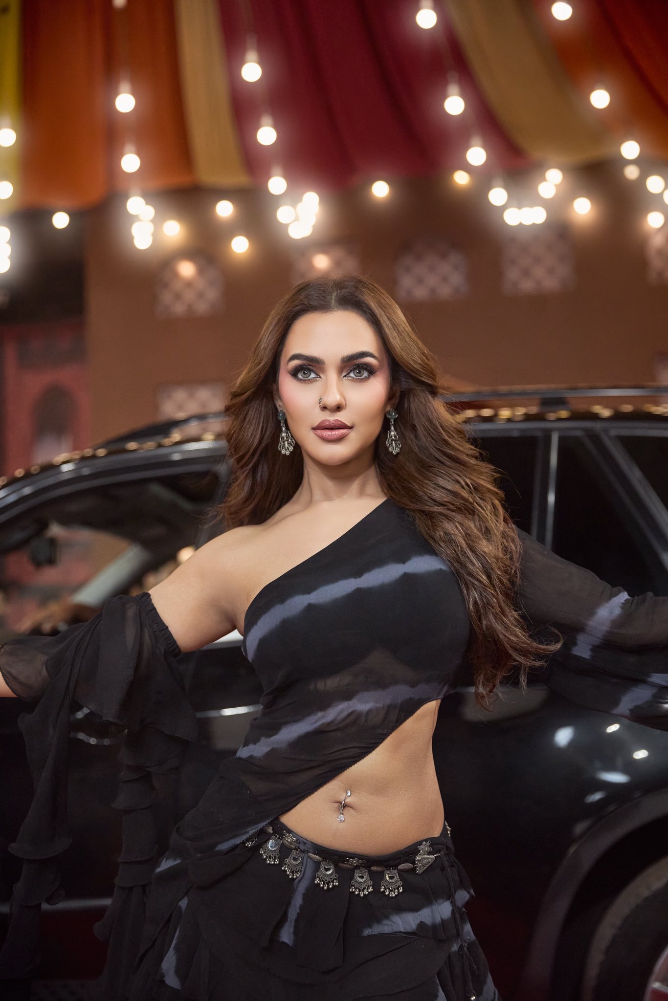 কালো ফিউশন সাজে লাস্যময়ী নুসরাত ফারিয়া